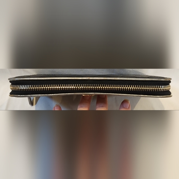 CHANEL Zippy Wallet. Black & Gold with charm. - Picture 3 of 11